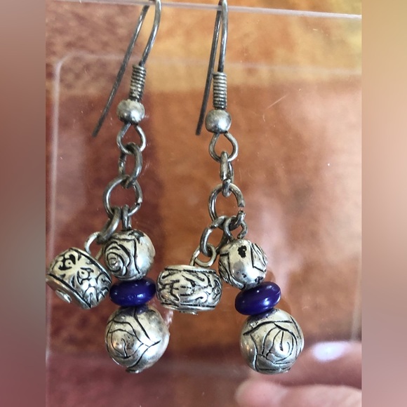 Boho french wire silver tone and blue etched bead hanging earrings - Picture 8 of 9